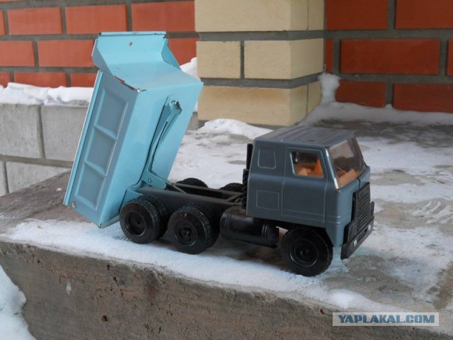 Игрушки СССР. Большие железные грузовики
