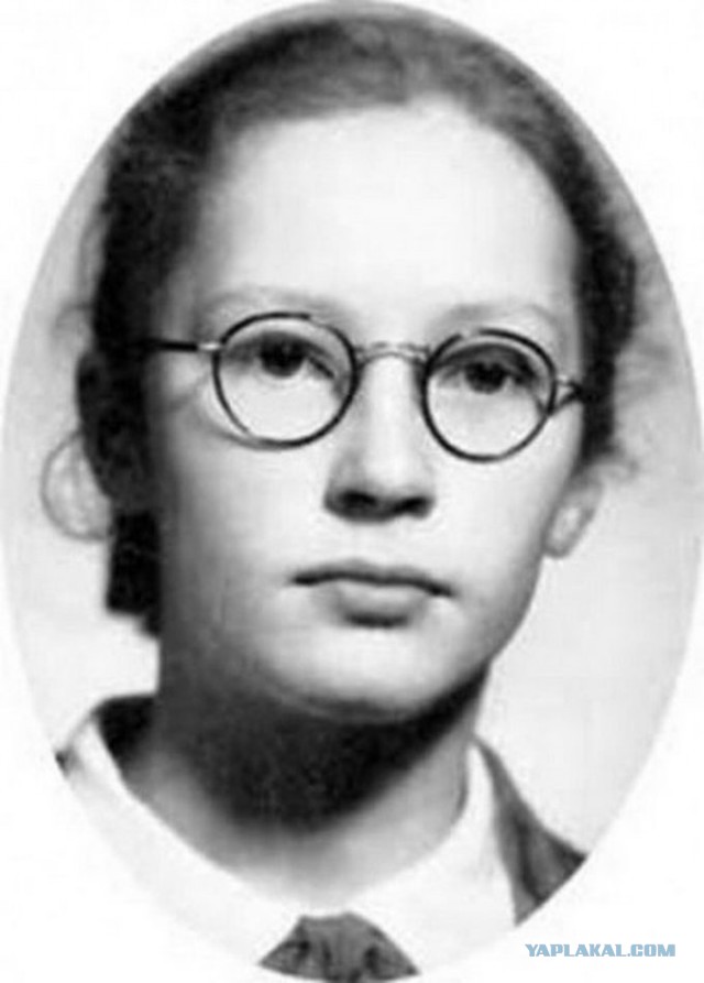 Знаменитости в детстве. Фото из домашних архивов