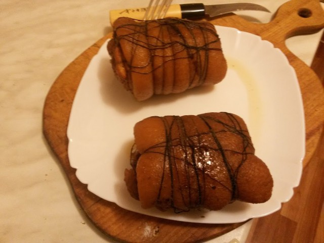 Рулет из подчеревка в луковой шелухе
