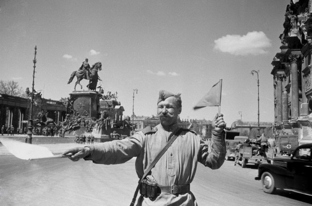 Исторические моменты Победы. Апрель-май 1945г