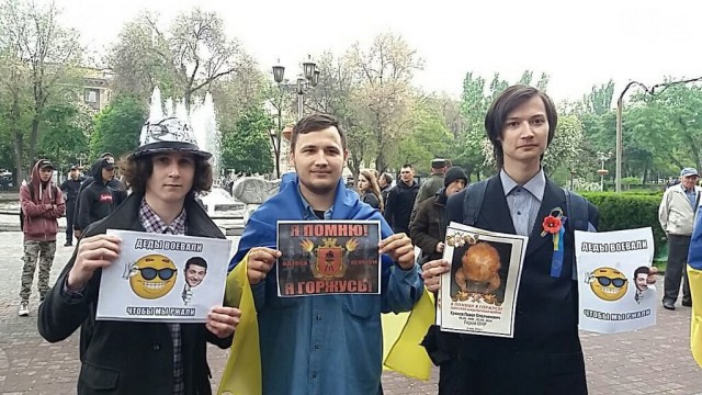 Плачущую девочку заставили снять пилотку со звездочкой
