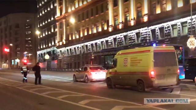 Возле здания ФСБ на Кузнецком мосту неизвестный открыл стрельбу из автомата