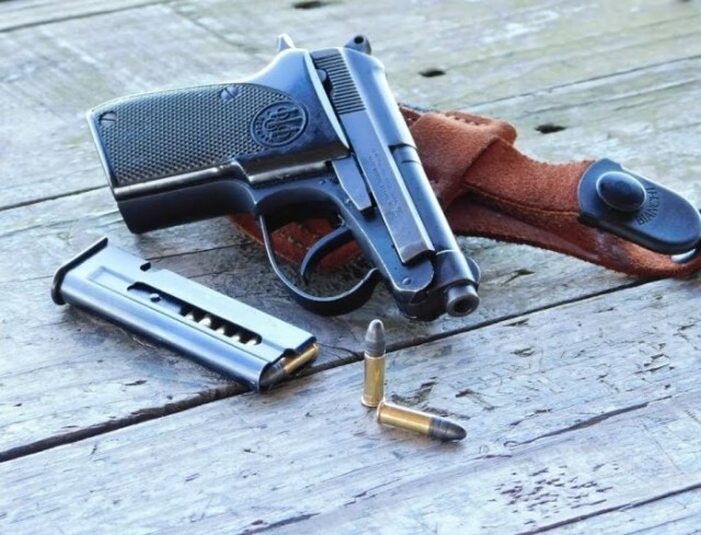 Beretta 21A - кому понадобился пистолет с заряжанием как у ружья?