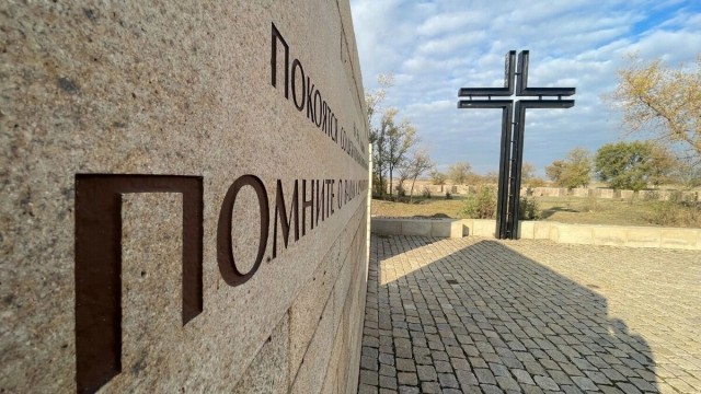 Воинские останки вылезли наружу у кладбища в Россошках