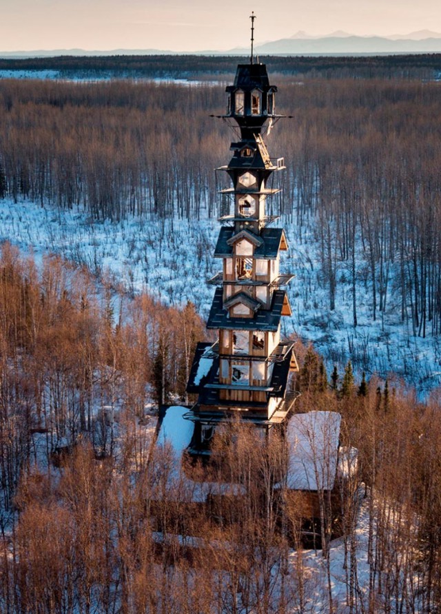 Мужчина в одиночку построил массивную хижину высотой 55 метров в лесах Аляски