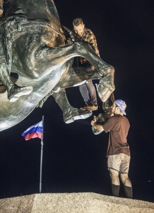 Музей городской скульптуры С-Пб ищет вандалов, поднявших к голове Петра I мангал