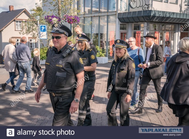 8 девушек полицейских задерживают мужчину в Исландии