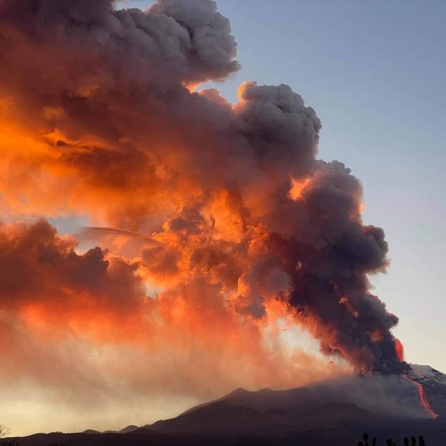 На восточном побережье Сицилии началось извержение легендарного вулкана Этна