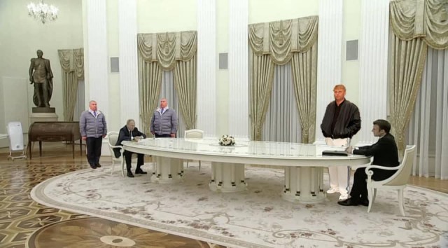 Предлагаю пофотошопить встречу Путина и Макрона