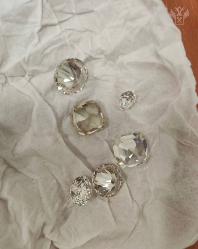 Дагестанские таможенники пресекли контрабанду бриллиантов из ОАЭ на 41 млн рублей