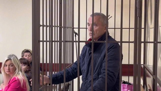 Переехал оппонента УАЗом и попытался добить топором