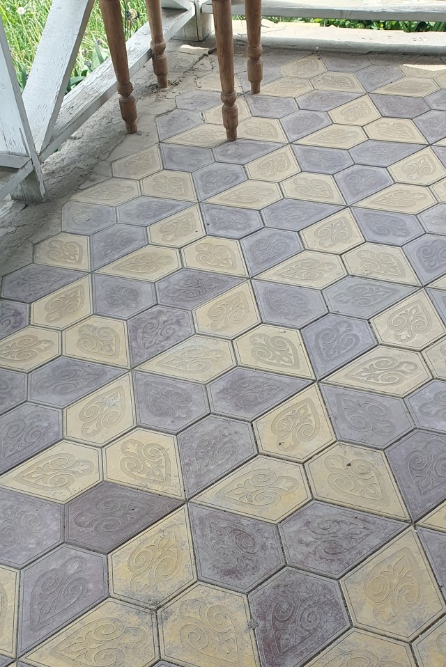 А плитки-то одинаковые!