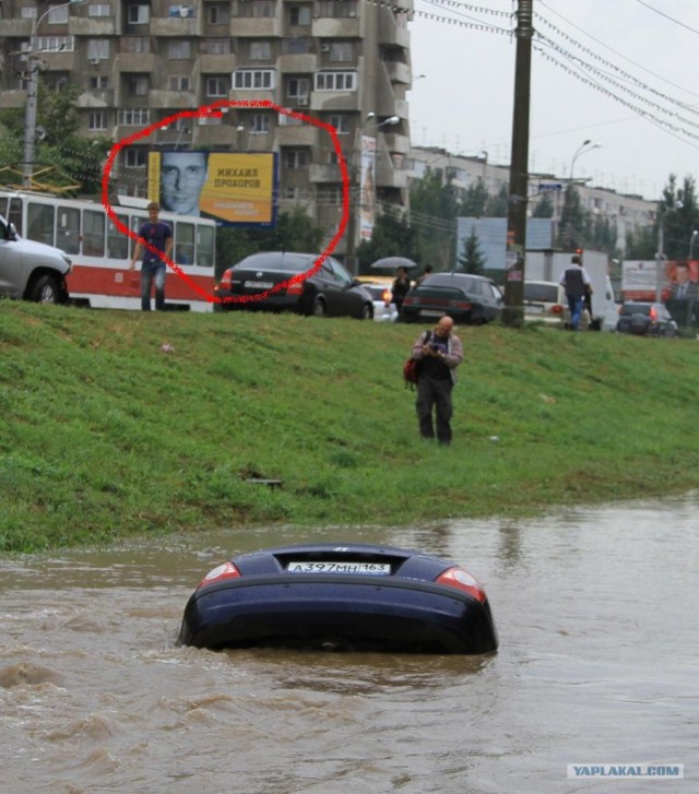 Автомобиль утонул на дороге
