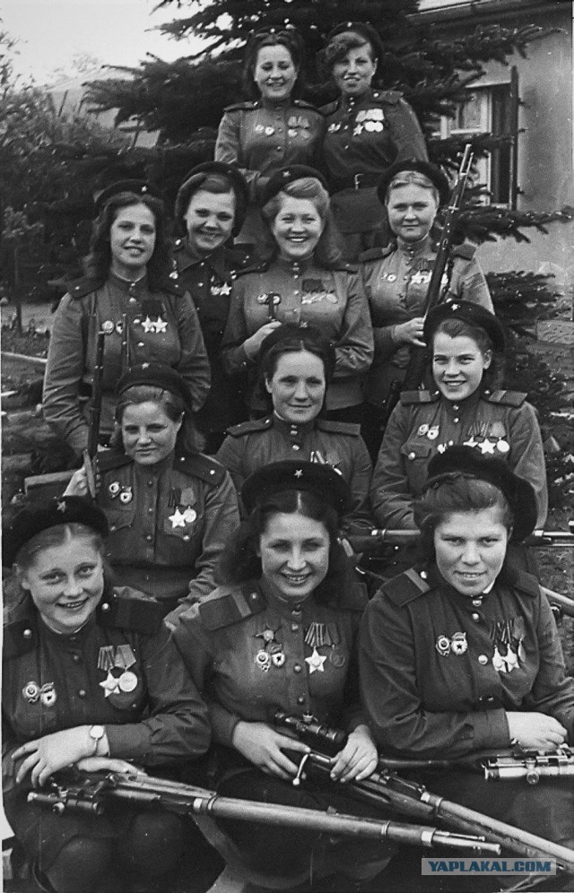 Женщины и война. Только улыбки
