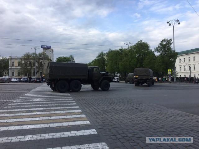 Екатеринбург: чоповцы под руководством полиции огораживают сквер. Полностью
