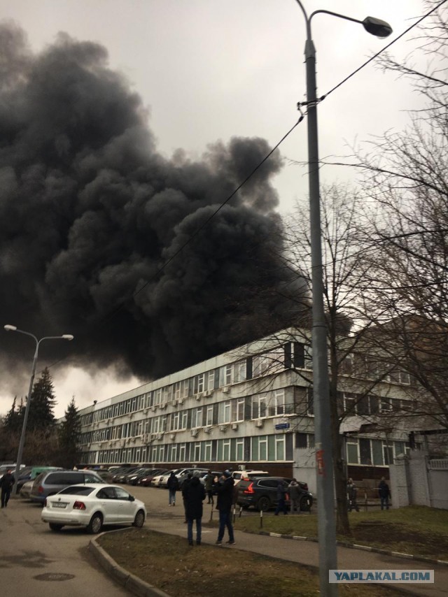 Крупный пожар возле Варшавского шоссе в Москве.