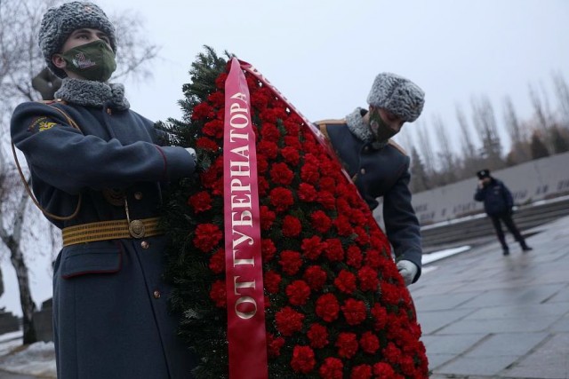 В Волгограде на Мамаевом кургане почтили память защитников Сталинграда