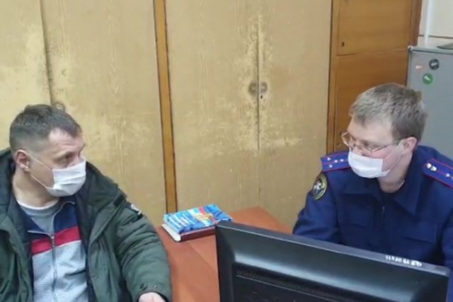 В Новосибирске водитель наехал на маму с коляской после замечания, что он паркуется в неположенном месте