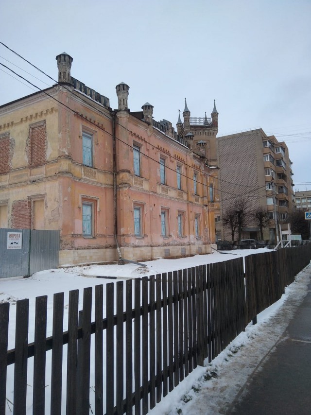 Автор памятника Кругу ответил за «гопоту» и «бандитизм». Владимира Путина попросили поспособствовать сносу скульптуры шансонье.
