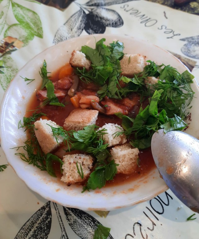 Томатный суп с колбаской и беконом
