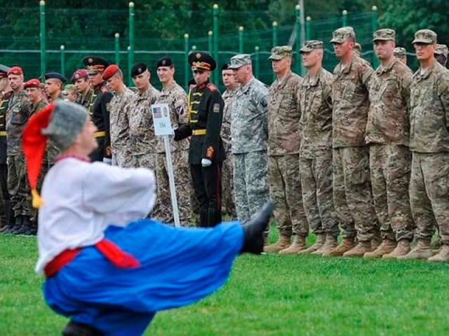 7 немецких плакатов времен войны, показывающих, как хитро работала гитлеровская пропаганда