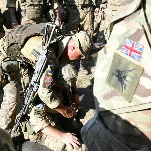 Британия эвакуирует военных в случае войны на Украине, сообщили СМИ