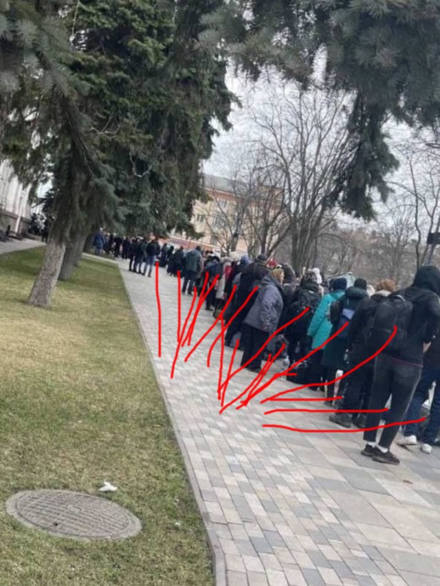 Бойцы «Азова» не выпускают гражданских