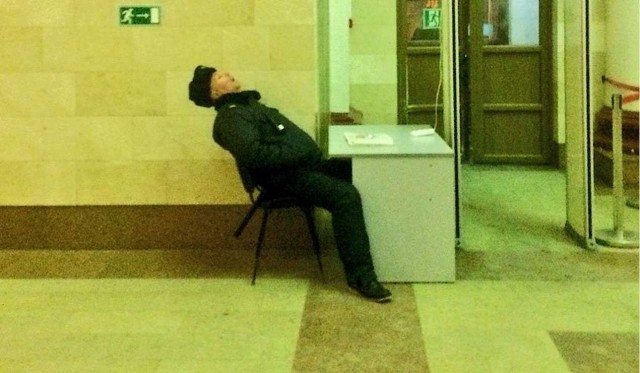 Вооружённый мужчина в форме МЧС пытался пройти в школу в Кемеровской области.