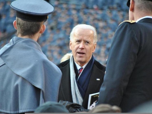 Байден отпинал трибуну во время выступления в США