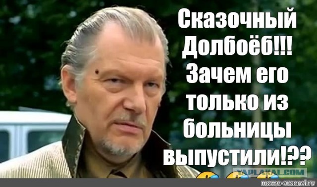 Паровоз на переезде в Тверской области