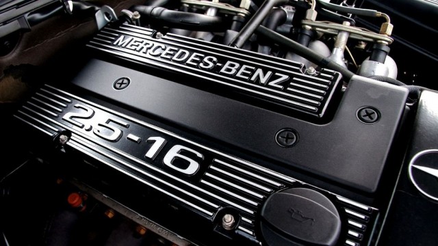 Маленький, но настоящий: как создавали Mercedes 190 и почему он стал звездой