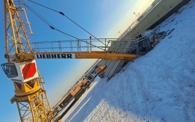 Строительный кран упал во время сноса горнолыжного комплекса «Снежком» в подмосковном Красногорске.