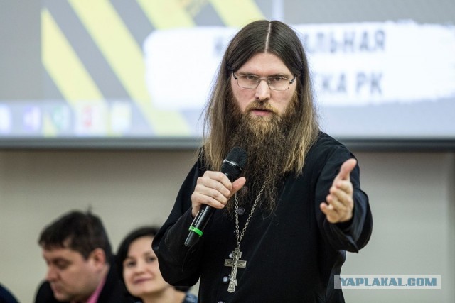 7 гопников избили сироту за длинные волосы.