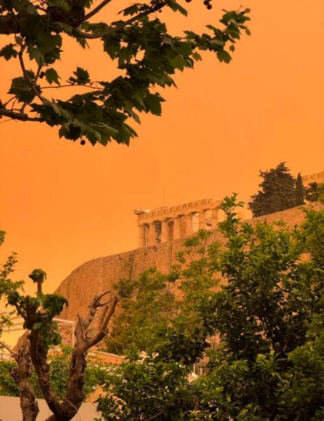 Греция превратилась в Мексику: в Афинах небо окрасилось в оранжевый цвет из-за большого количество пыли, принесённой из Сахары
