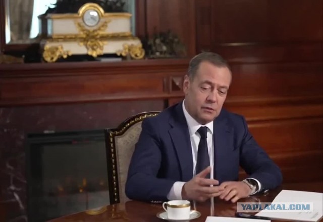 "Конечно, мы не заинтересованы в глобальном конфликте. Мы же не сумасшедшие!"-Медведев