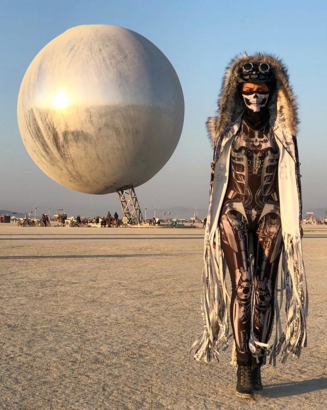 В пустыне Burning Man появилась гигантская сломанная Эйфелева башня