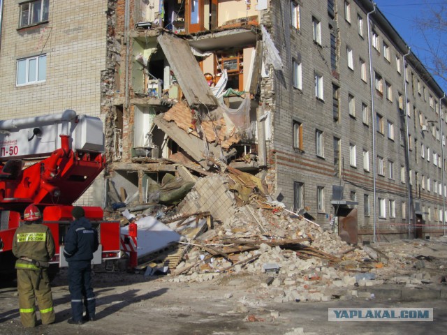 Угол пятиэтажного жилого дома обрушился в Тюмени