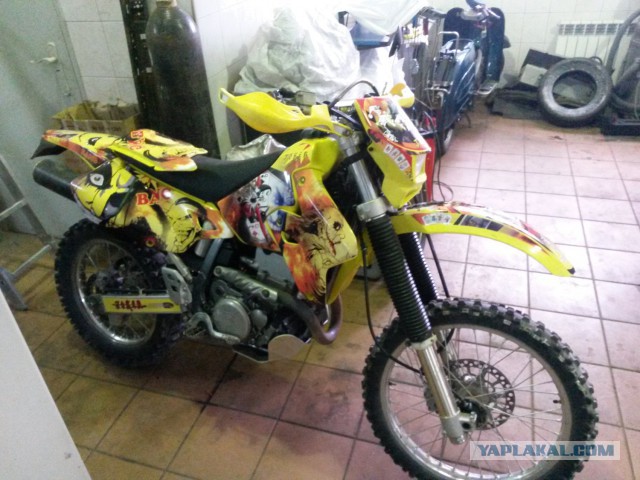 Обклеиваем мотик Suzuki DRZ 400E