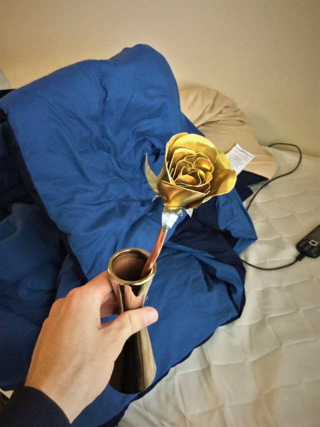 Парень сделал «золотую» розу для любимой