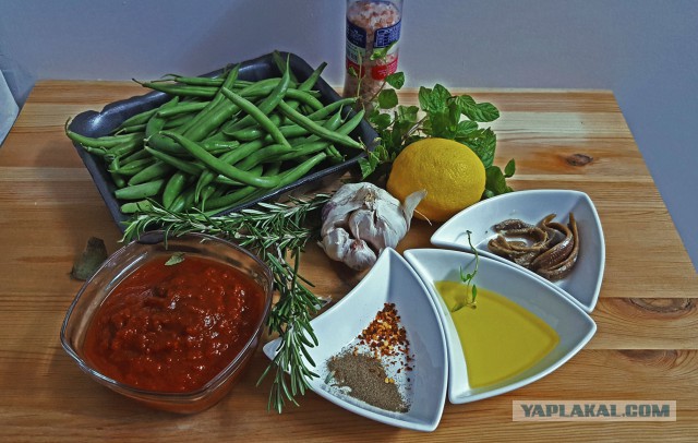 Курица с кленовым сиропом и стручковая фасоль в томате