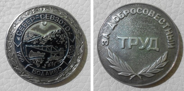 Движение шагающего экскаватора весом более 700 тонн по дороге в Свердловской области