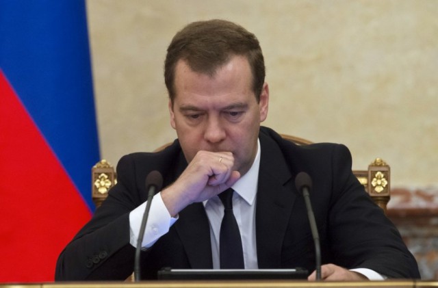Медведев призвал россиян самостоятельно вытаскивать экономику из кризиса