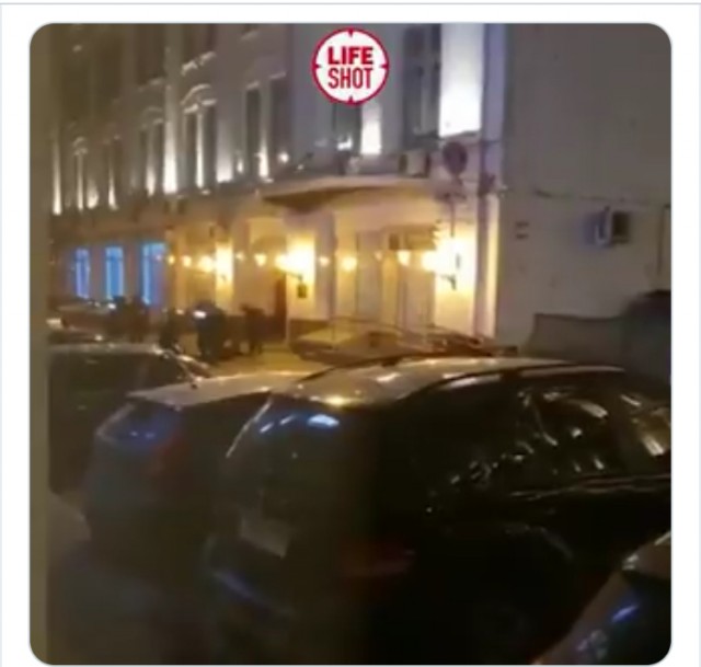 Возле здания ФСБ на Кузнецком мосту неизвестный открыл стрельбу из автомата