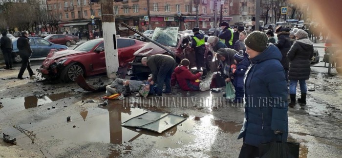 В Твери иномарки вылетели на тротуар в толпу людей.