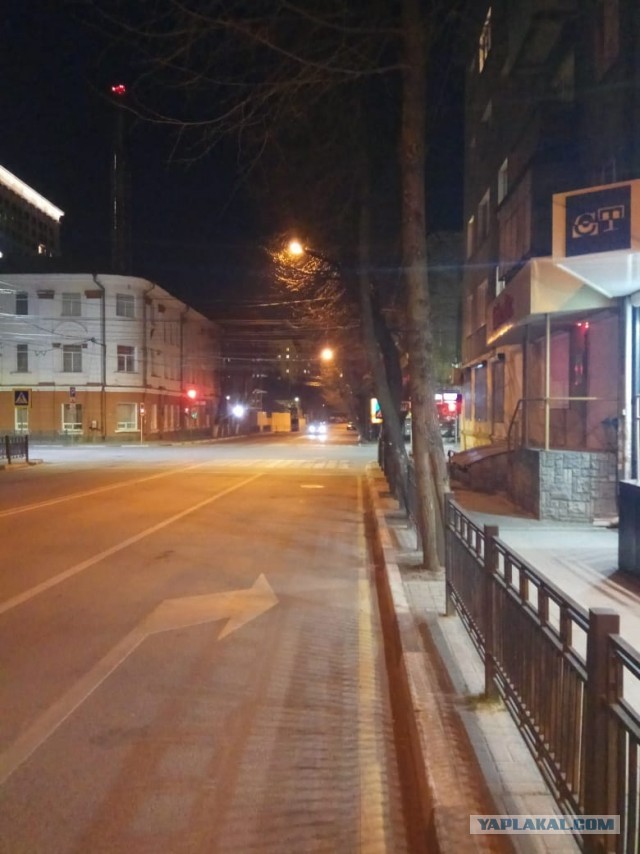 Давайте фото у кого какой вид из окна на оживленные улицы городов в настоящий момент