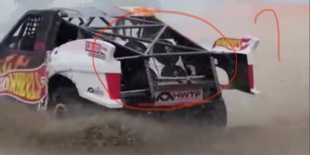 Эффектный полёт автомобиля!