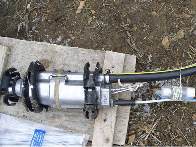 Челябинские олигархи высасывают воду из общественного водоема.