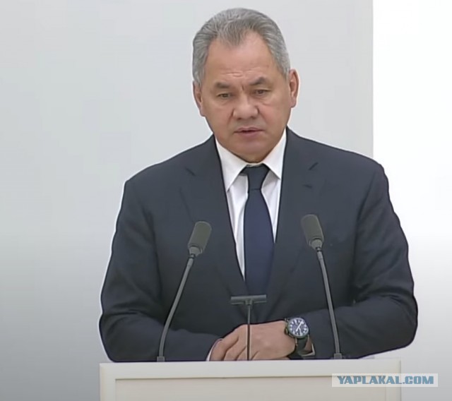 На часах Шойгу во время его выступления на заседании было 12:47