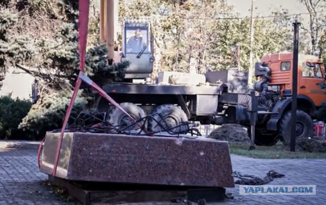 В Днепропетровске снесли памятники Горькому и Чкалову