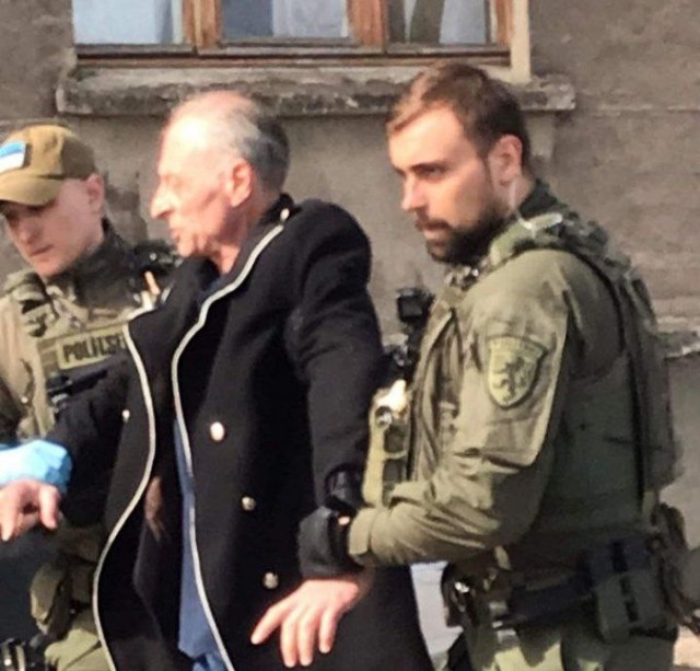 В Эстонской Нарве русский дед столкнул украинского лгбтшника, который вчера развернул флаг напротив российского концерта в Ивангороде.